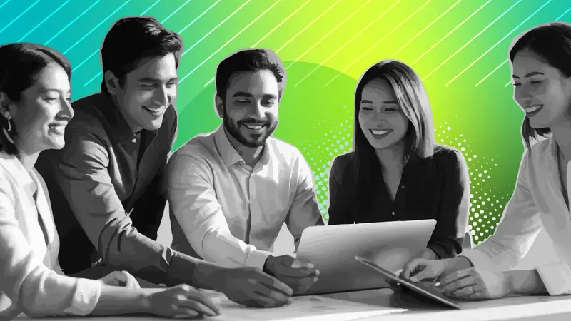 Cinco colegas sonríen mientras revisan juntos un trabajo en una laptop y una tableta